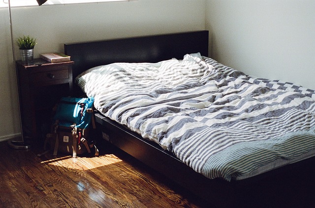 Gør dine sengeaftener mere behagelige med et funktionelt natbord med skuffe