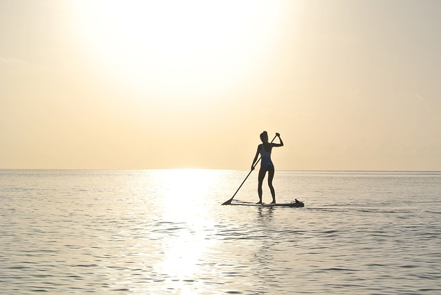 Paddleboard fitness: Sådan træner du på vandet